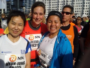 Petra Verhoef met haar Zuid Koreaanse en Boliviaanse collega's aan de start van de Rotterdam Marathon. Petra liep de Marathon in de mooie tijd van 4.47.44. 